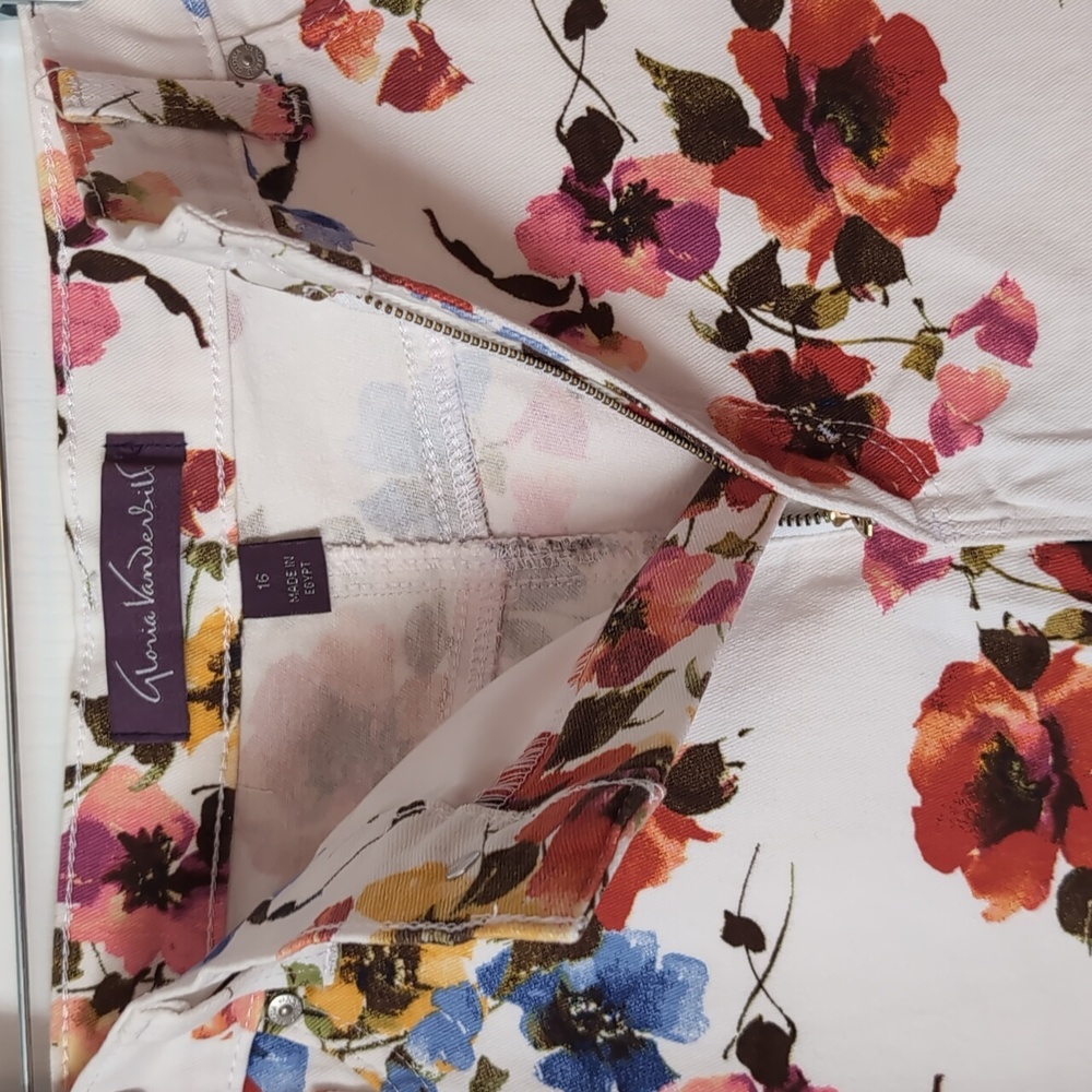 Gloria Vanderbilt White Floral High Rise Amanda Shorts. Size 16. NWT - Picture 7 of 15